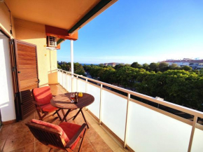 Sunny flat with balcony and sea views